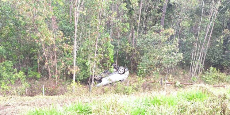 Carro cai em ribanceira de cerca de 15 metros após colisão na MG-050