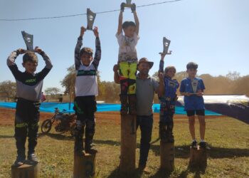 Pilotos de Córrego Fundo se destacam em motocross em Arcos