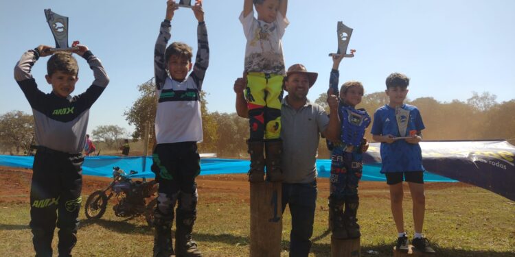 Pilotos de Córrego Fundo se destacam em motocross em Arcos