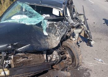 Idoso morre após carro colidir com caminhão na MG-050 em Divinópolis