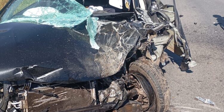 Idoso morre após carro colidir com caminhão na MG-050 em Divinópolis