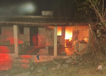 Formiga: fogo atinge casa abandonada frequentada por usuários de drogas no bairro Santa Tereza