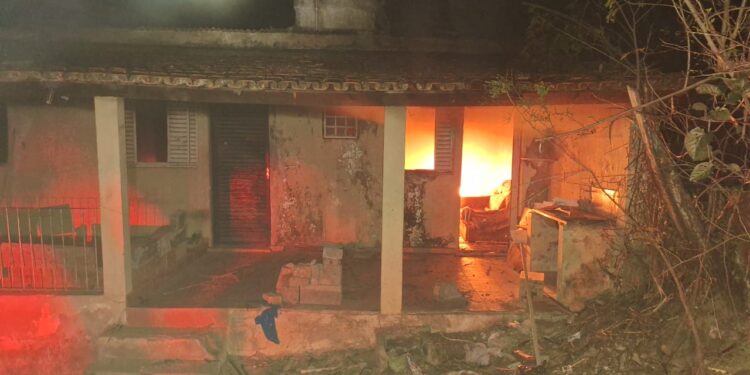 Formiga: fogo atinge casa abandonada frequentada por usuários de drogas no bairro Santa Tereza