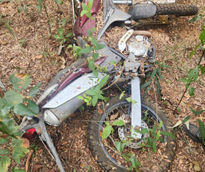 Motocicleta roubada há quase 10 anos é encontrada intacta em mata de São Sebastião do Oeste