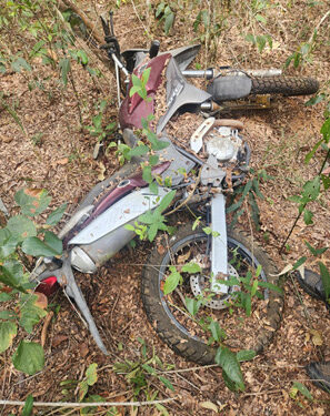 Motocicleta roubada há quase 10 anos é encontrada intacta em mata de São Sebastião do Oeste