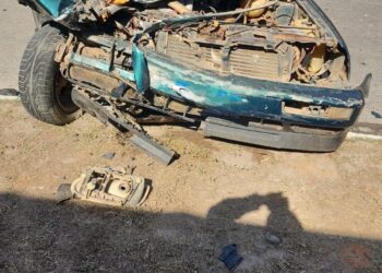 Colisão entre carro e caminhão é registrada na BR-354, em Arcos