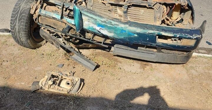 Colisão entre carro e caminhão é registrada na BR-354, em Arcos