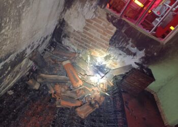 Casa pega fogo em Arcos; suspeita é de incêndio criminoso