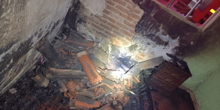 Casa pega fogo em Arcos; suspeita é de incêndio criminoso