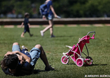 Aumento da licença-paternidade será tema no Congresso após recesso