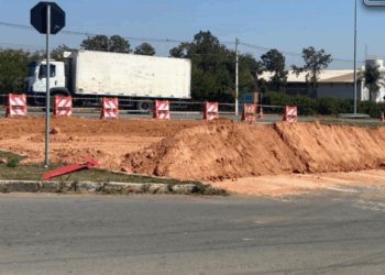 Após grave acidente com 6 feridos, prefeitura bloqueia entrada de trecho do Parque de Exposições em Divinópolis