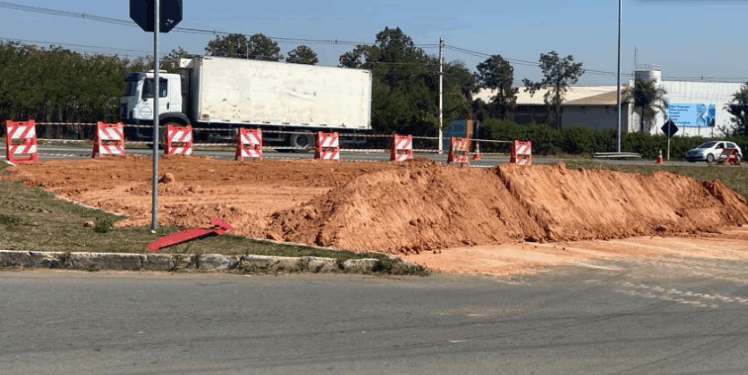 Após grave acidente com 6 feridos, prefeitura bloqueia entrada de trecho do Parque de Exposições em Divinópolis