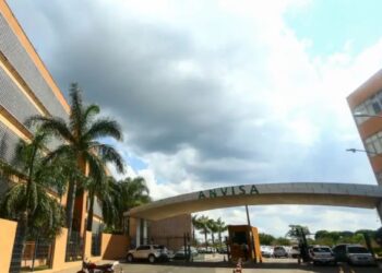 Anvisa suspende 8 lotes de suplemento de vitamina D e ômega 3