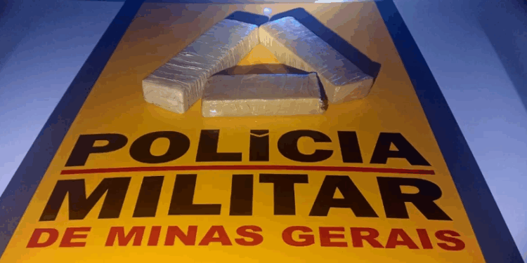 Polícia Rodoviária apreende 2 kg de maconha às margens de rodovia em Pará de Minas