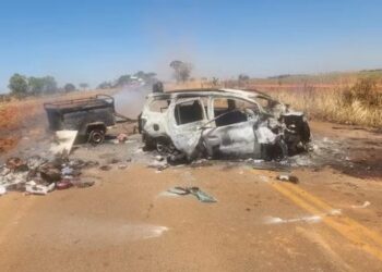 Carro pega fogo após batida com caminhonete e os dois motoristas morrem na MG-176