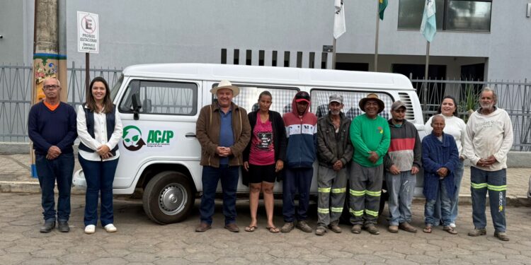 Pains: Administração entrega veículo para a ACAP