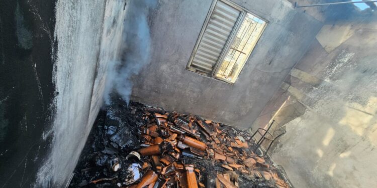 Incêndio, com indícios de crime, atinge residência no bairro Geraldo Veloso