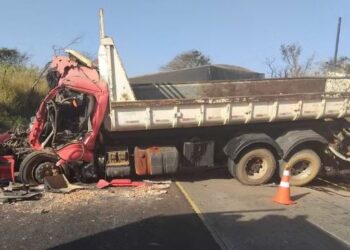 Caminhões ficam destruídos e dois motoristas se ferem gravemente após batida na BR-262