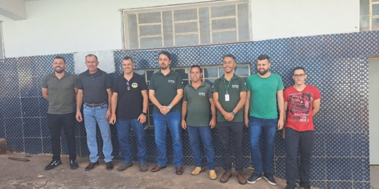 Presidente da Emater visita Córrego Fundo para conhecer demanda da Cooperativa de Cachaça
