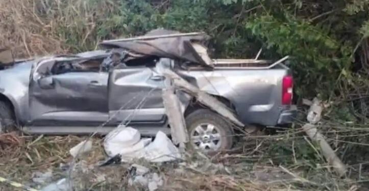 Dois homens morrem após caminhonete capotar na BR-494 em Carmo da Mata