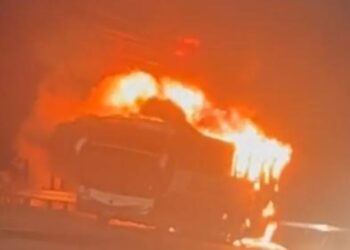 Ônibus com torcedores do Cruzeiro pega fogo na BR-040, em Nova Lima