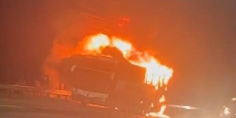 Ônibus com torcedores do Cruzeiro pega fogo na BR-040, em Nova Lima