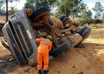 Carga de milho se espalha na BR-354 após tombamento de carreta em Campo Belo