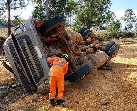 Carga de milho se espalha na BR-354 após tombamento de carreta em Campo Belo