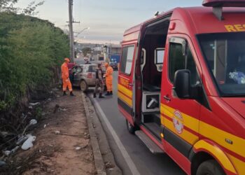Motorista colide contra poste em Formiga e recusa atendimento hospitalar