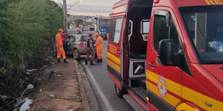 Motorista colide contra poste em Formiga e recusa atendimento hospitalar
