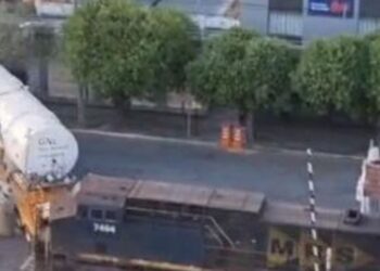 Trem atinge caminhão de gás próximo à divisa entre Rio e Minas