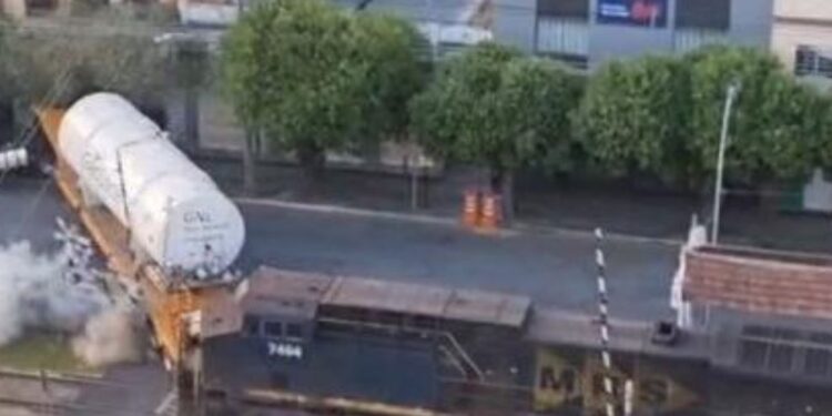 Trem atinge caminhão de gás próximo à divisa entre Rio e Minas