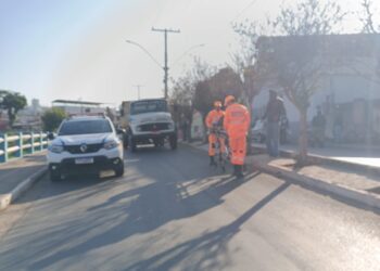 Colisão entre carro e moto deixa dois jovens feridos em Formiga