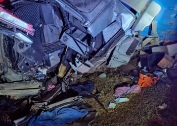 Motorista morre em capotamento de carreta na BR-381 em Carmópolis de Minas