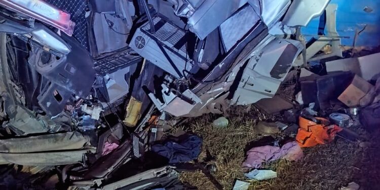 Motorista morre em capotamento de carreta na BR-381 em Carmópolis de Minas