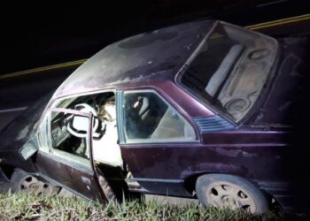 Condutor inabilitado e sob efeito de álcool realiza manobra perigosa e colide com barranco em Divinópolis