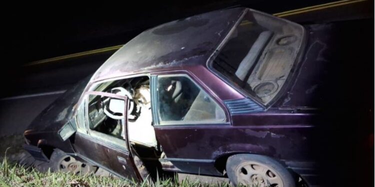 Condutor inabilitado e sob efeito de álcool realiza manobra perigosa e colide com barranco em Divinópolis