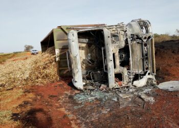 Carreta carregada com cana-de-açúcar pega fogo na BR-354