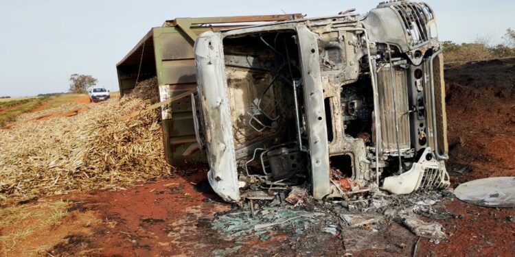 Carreta carregada com cana-de-açúcar pega fogo na BR-354