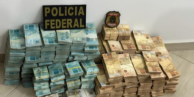 PF faz operação contra esquema de corrupção em prefeitura, após achar R$ 14 milhões com servidor