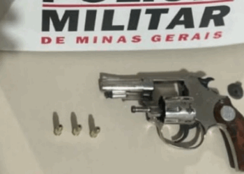 Casal esconde arma dentro de fralda em carrinho de bebê e é preso durante caminhada