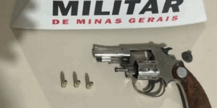 Casal esconde arma dentro de fralda em carrinho de bebê e é preso durante caminhada