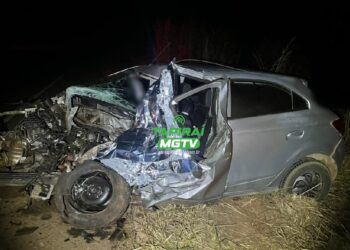 Mulher morre após acidente entre carro e caminhão na BR-354, em Campos Altos