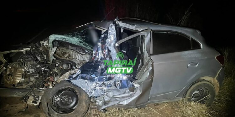 Mulher morre após acidente entre carro e caminhão na BR-354, em Campos Altos