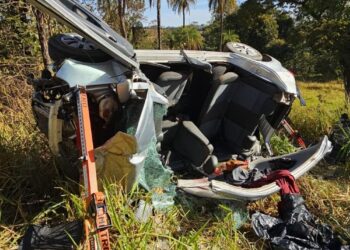 Acidente entre caminhonete e carro na MG-060 deixa três mortos e uma pessoa em estado gravíssimo