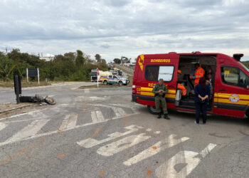 Motociclista sem capacete fica ferido em colisão com ambulância em Formiga