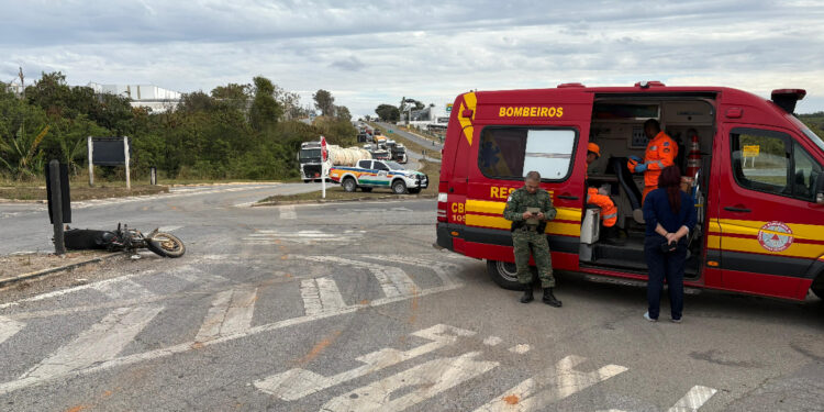 Motociclista sem capacete fica ferido em colisão com ambulância em Formiga