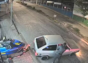 Divinópolis: em 5 minutos, dupla arromba loja e furta moto aquática