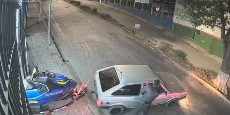 Divinópolis: em 5 minutos, dupla arromba loja e furta moto aquática