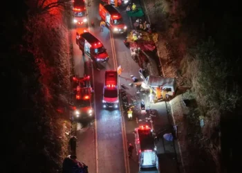 Acidente entre van e carro deixa quatro mortos e 16 feridos em Uberlândia